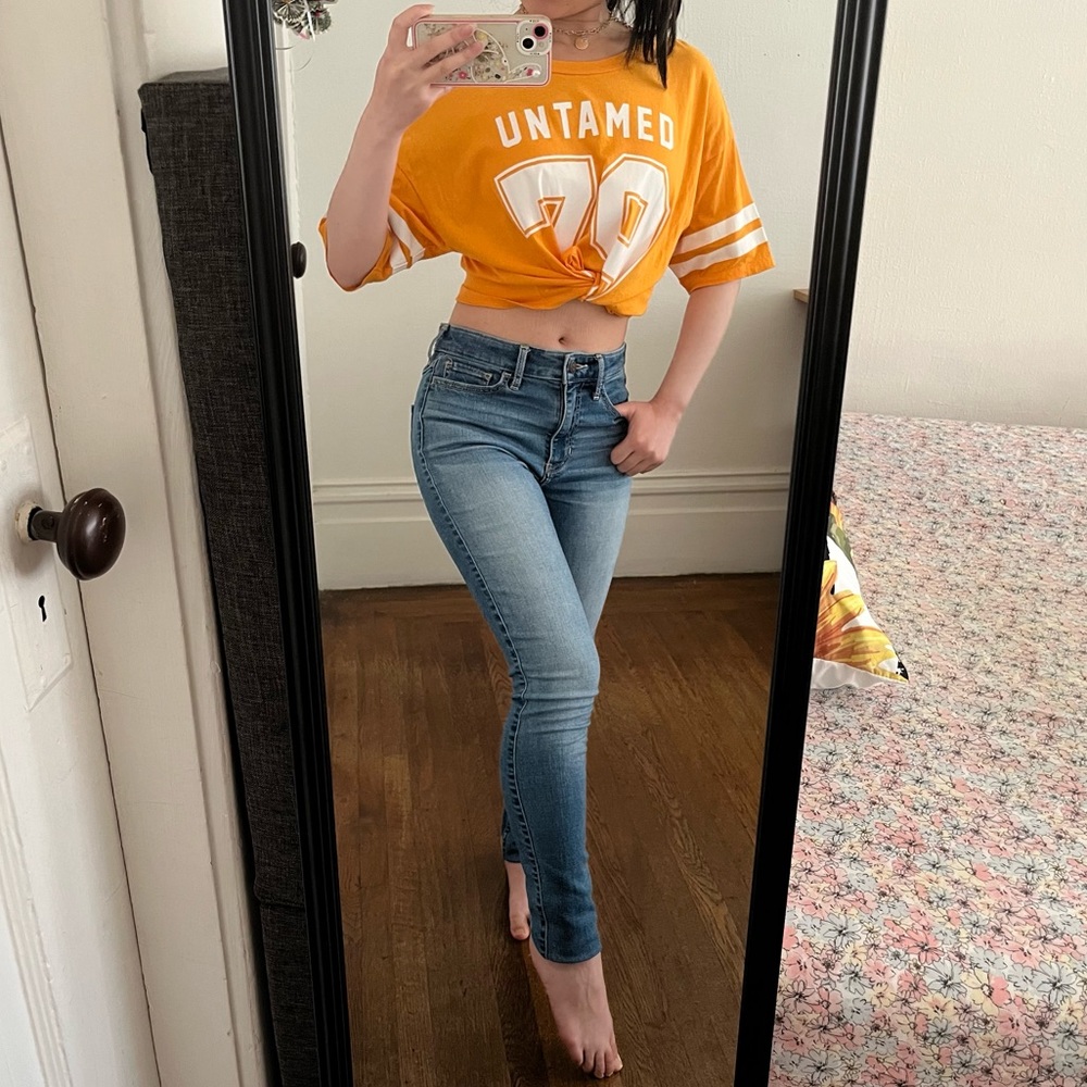 Outfit: Hollister Skinny Jeans & Varsity Crop Top